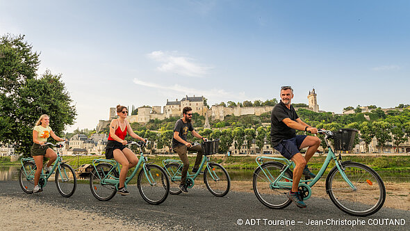 Personnes faisant du vélo sur un chemin 
