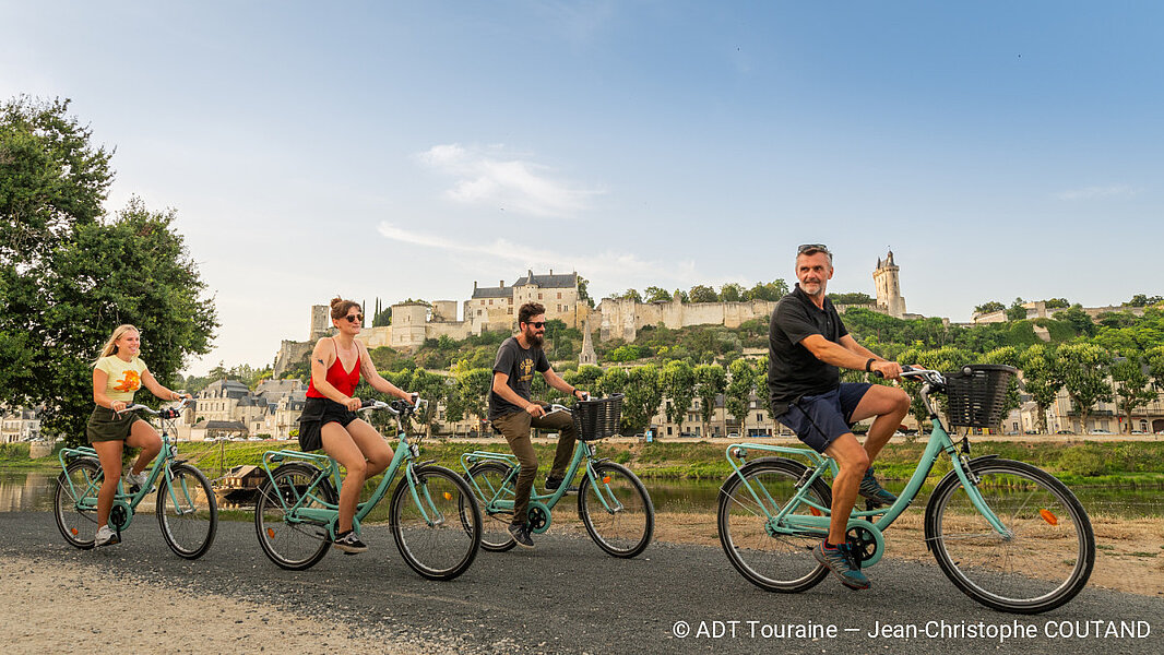 Personnes faisant du vélo sur un chemin 